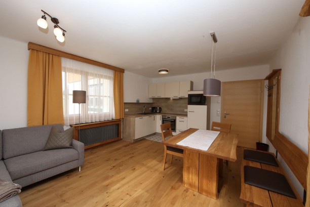 Wohnzimmer mit Küche und Flat-TV