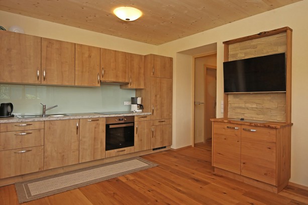 Wohnzimmer mit Küche und Flat-TV