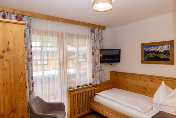 Einbettzimmer mit Schreibtisch
