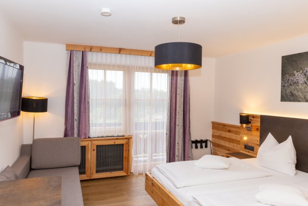 Doppelzimmer mit Couch und Schreibtisch